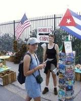 Nicol s Lenkou temrer jednou nohou na Kube