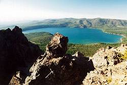 Paulina Lake z vrcholu Big Obsidian Flow